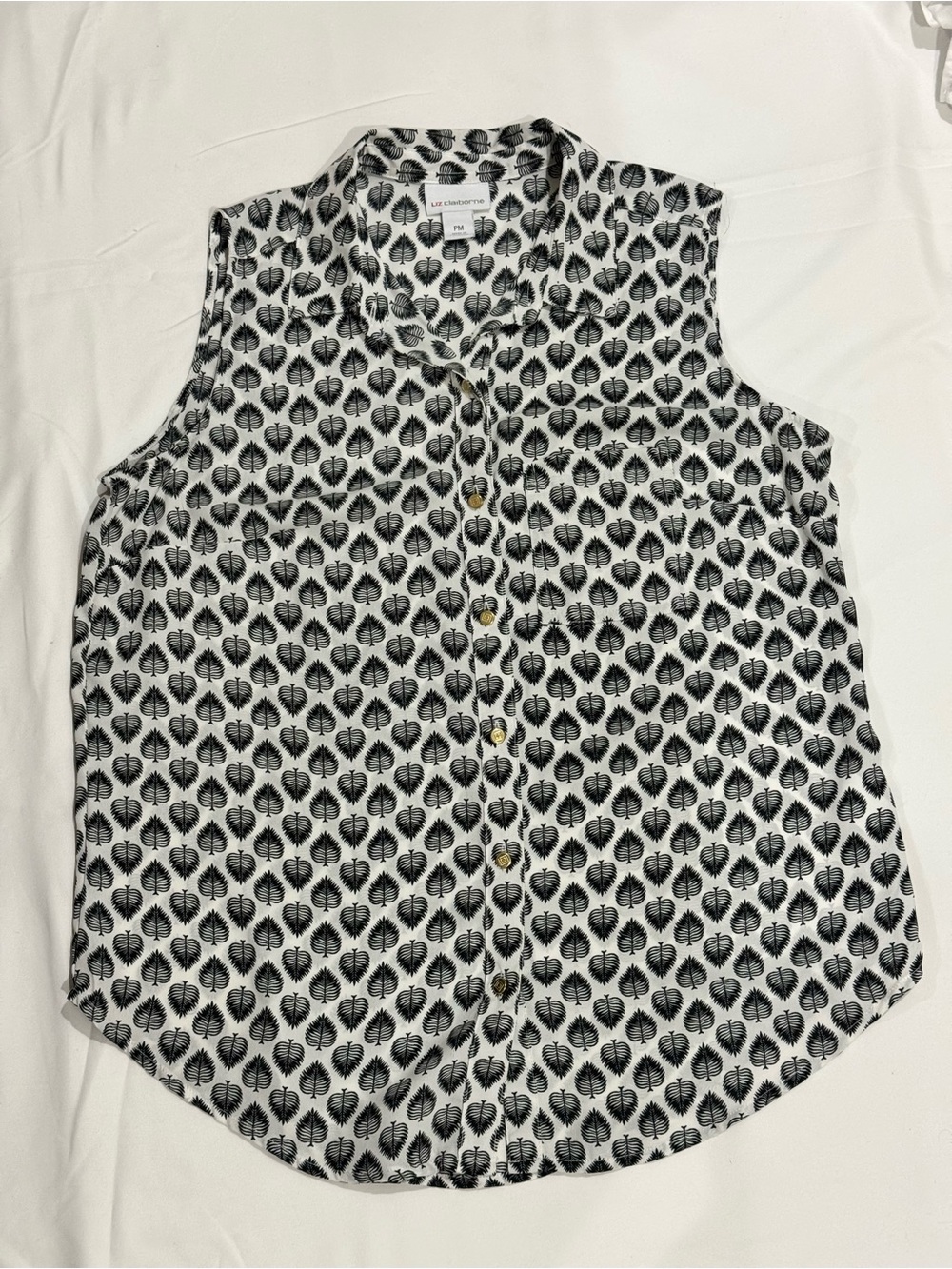 Liz Claiborne Black & White Leaf-Print Sleeveless Button-Down Top